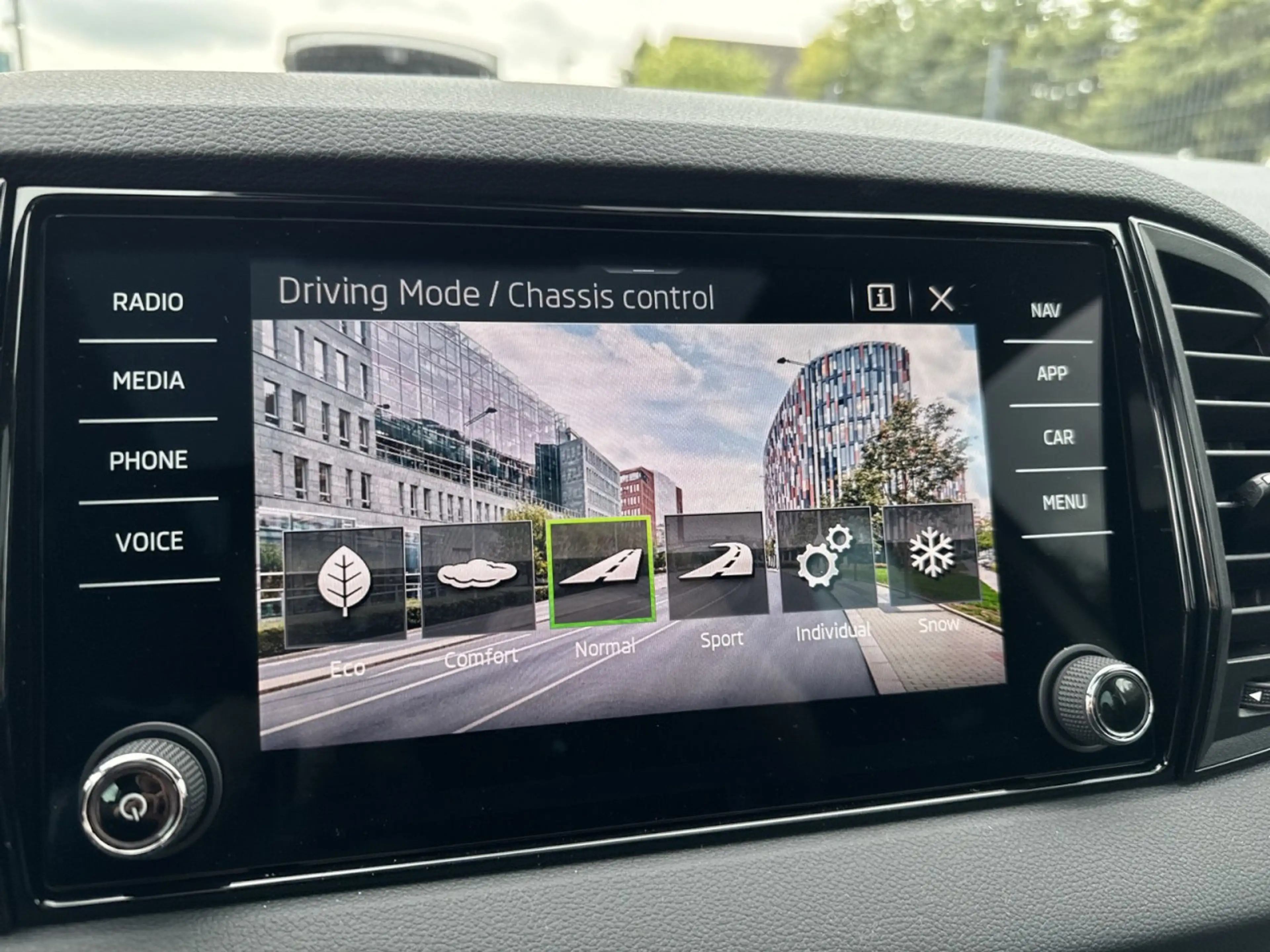 Skoda Karoq SPORTLINE 2.0TSI DSG4x4+AHK+PANO+LEDER+DCC Klima — photo 15