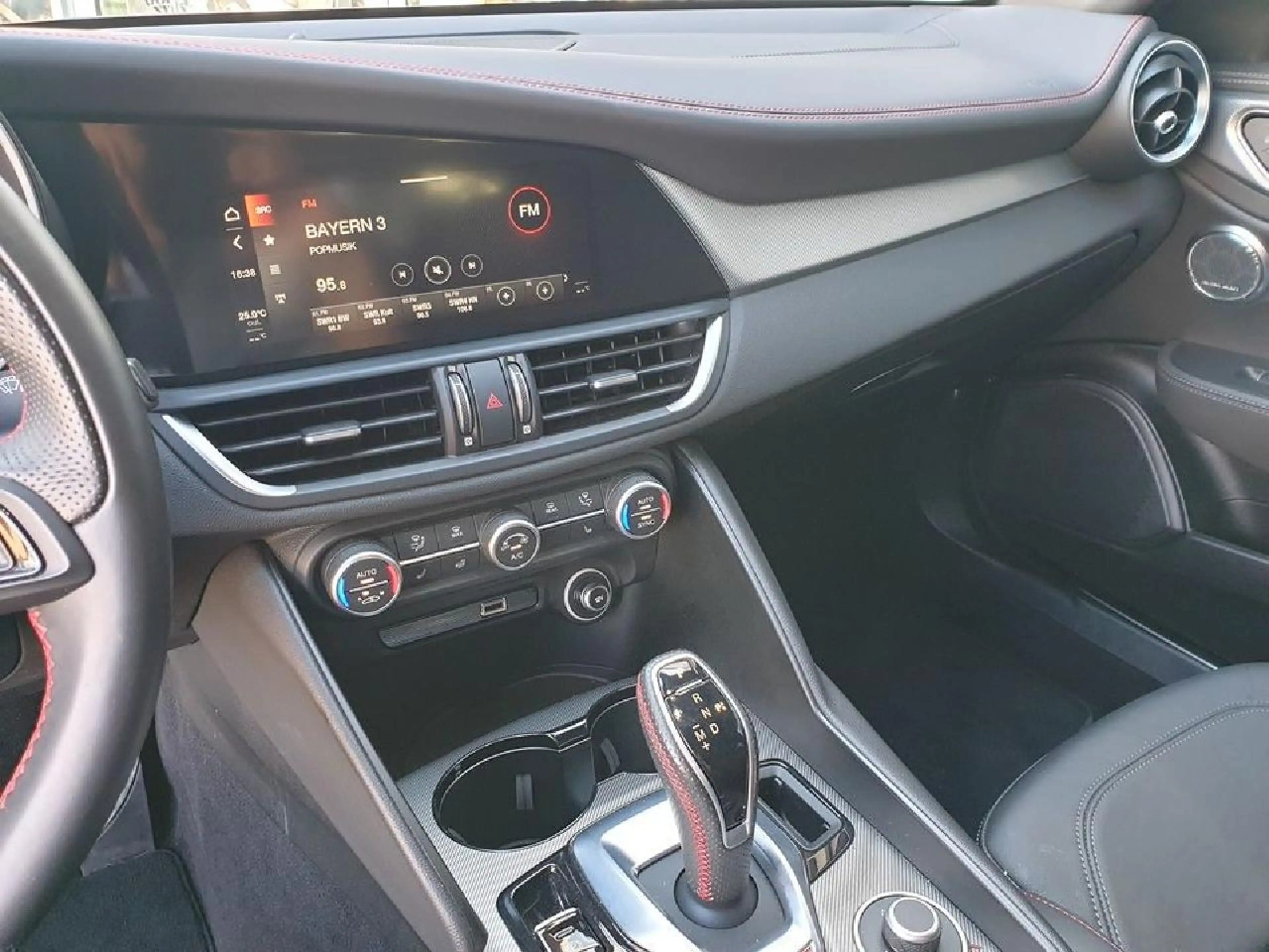 Alfa Romeo Giulia Competizione Q4 — photo 10