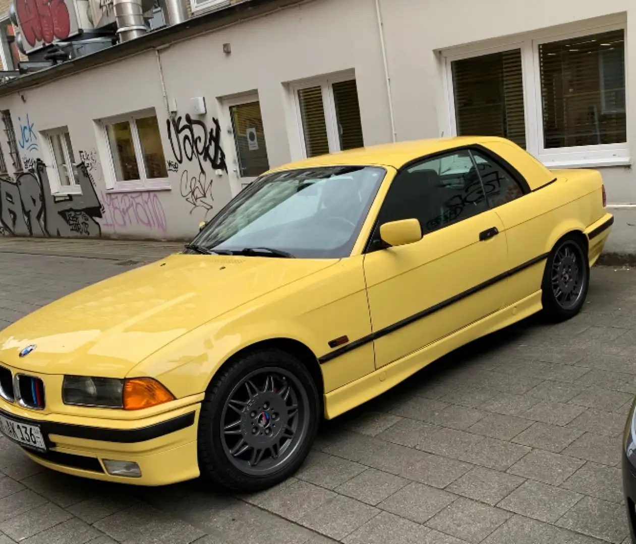 BMW 320 žuta - 1