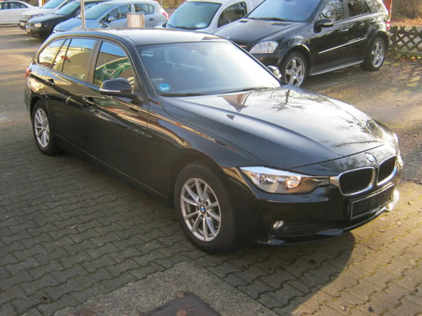 BMW 320 320d xDrive Allrad/Klimaautom./PDC/AHK/SHZ Schwarz - 2