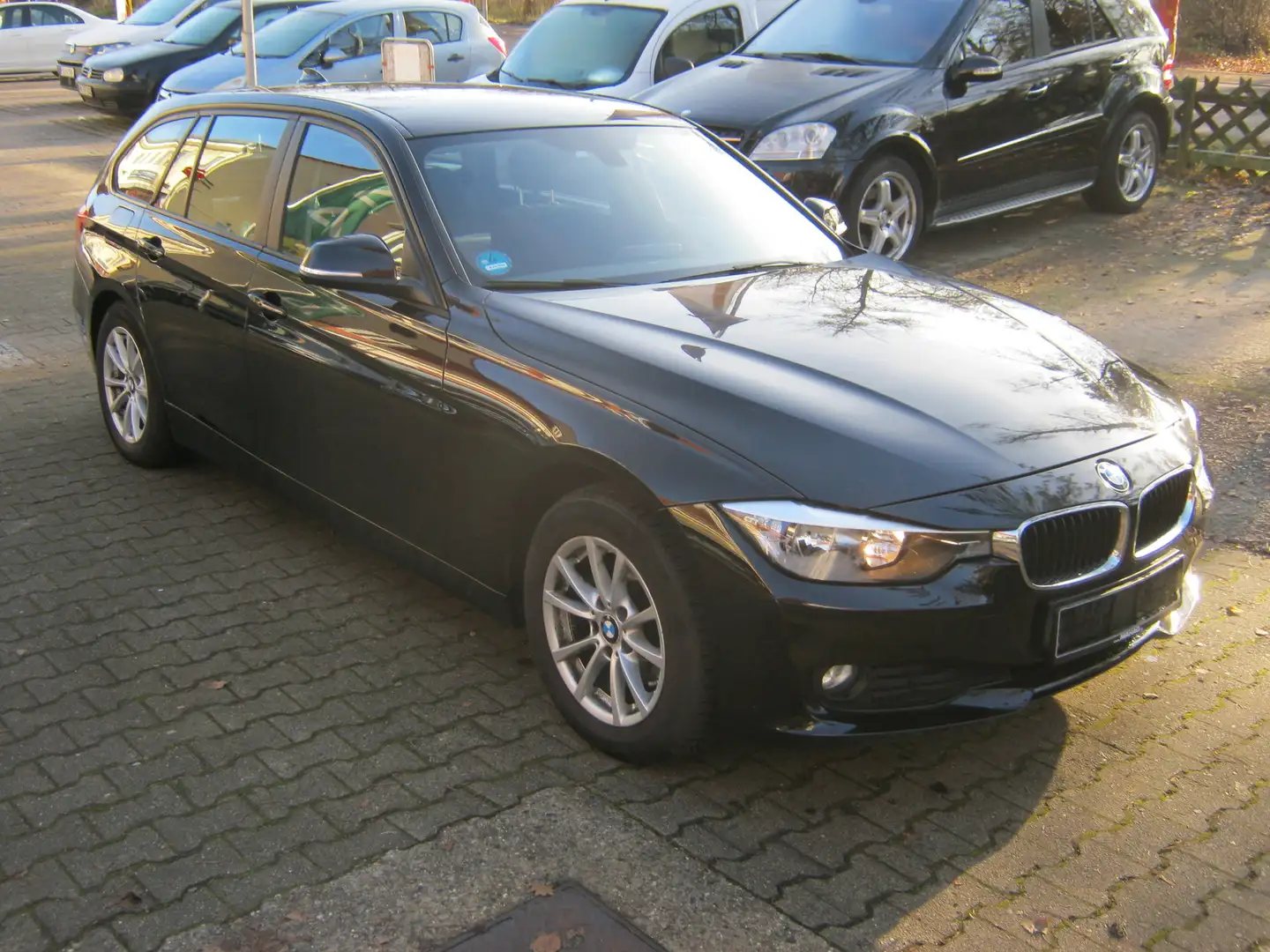 BMW 320 320d xDrive Allrad/Klimaautom./PDC/AHK/SHZ Schwarz - 2