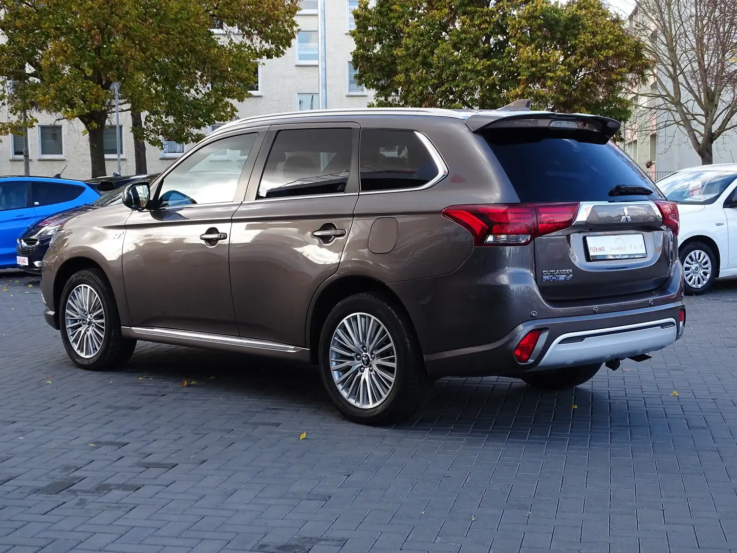 Mitsubishi Outlander 2.2 DI-D Plus 4WD 7-Sitzer AHK Kamera Bruin - 2