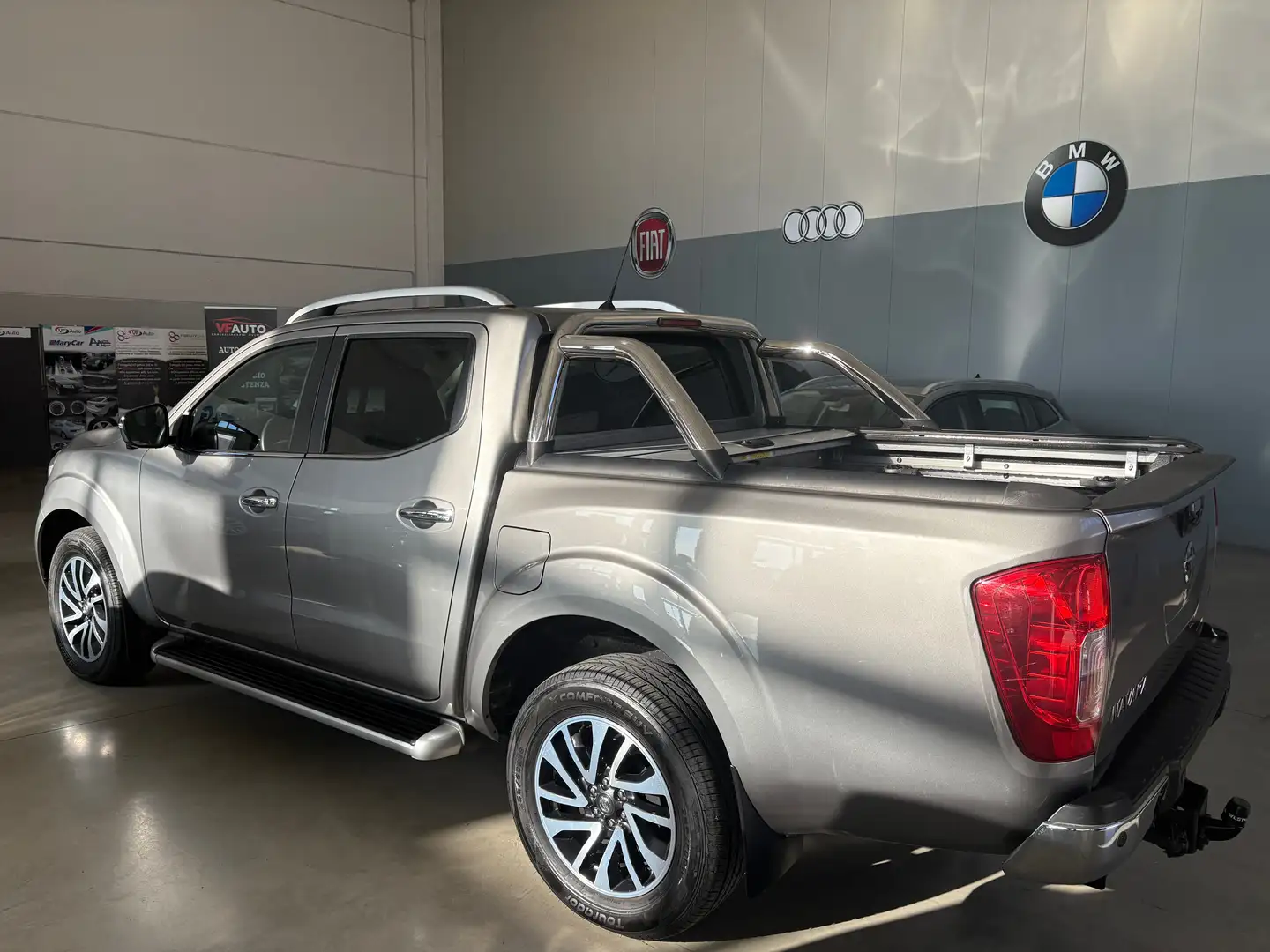 Nissan Navara Navara III  2.3 dci d.cab Tekna 4wd 190cv E6 Gris - 2