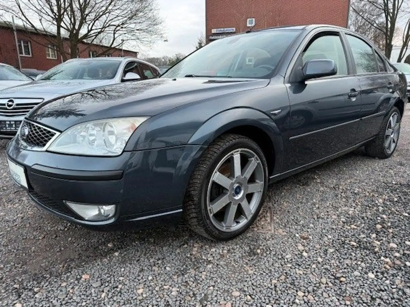 Ford Mondeo 1.8 Futura X Schwarz - 1