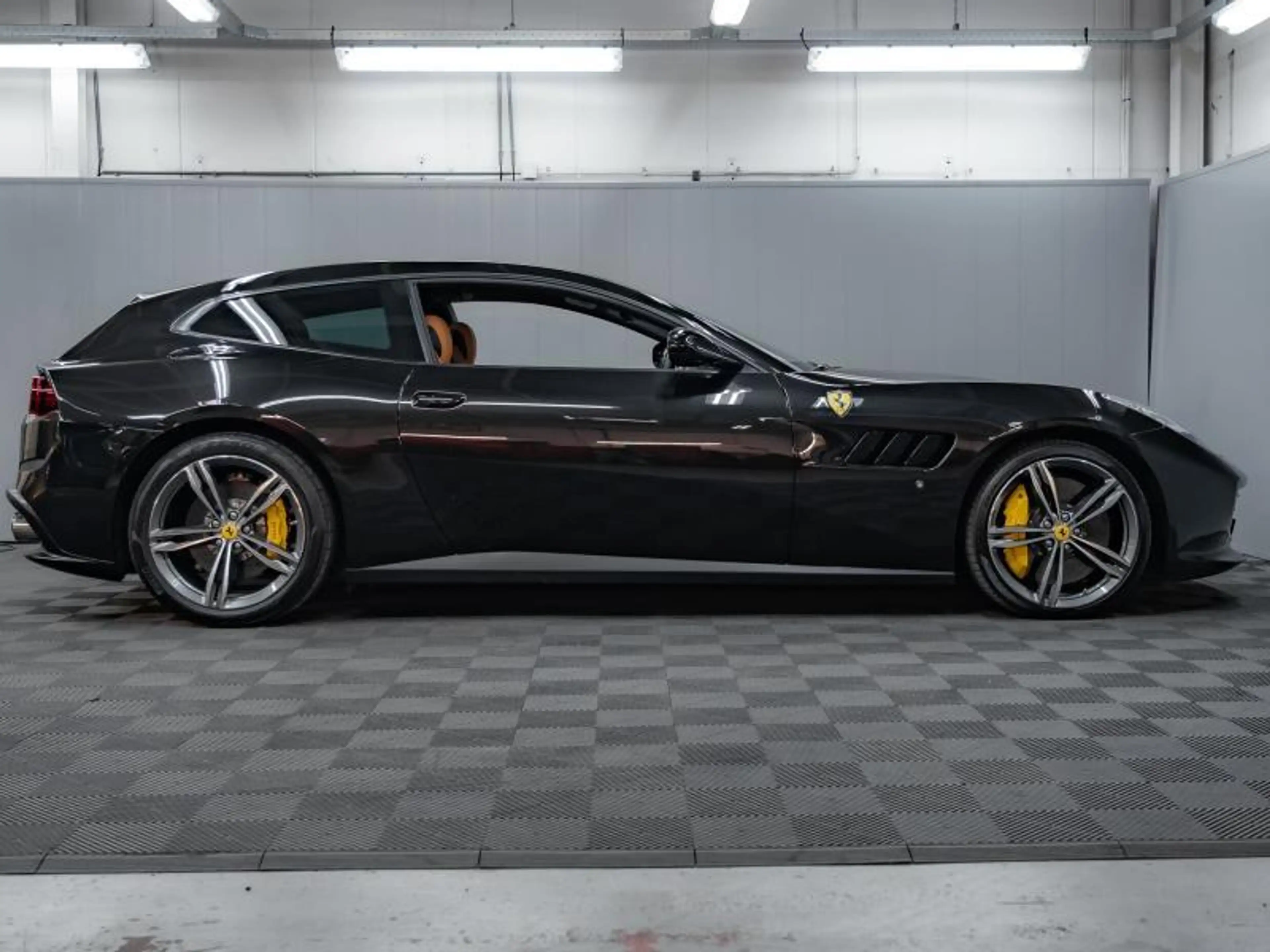 Ferrari GTC4 Lusso V12 — photo 2