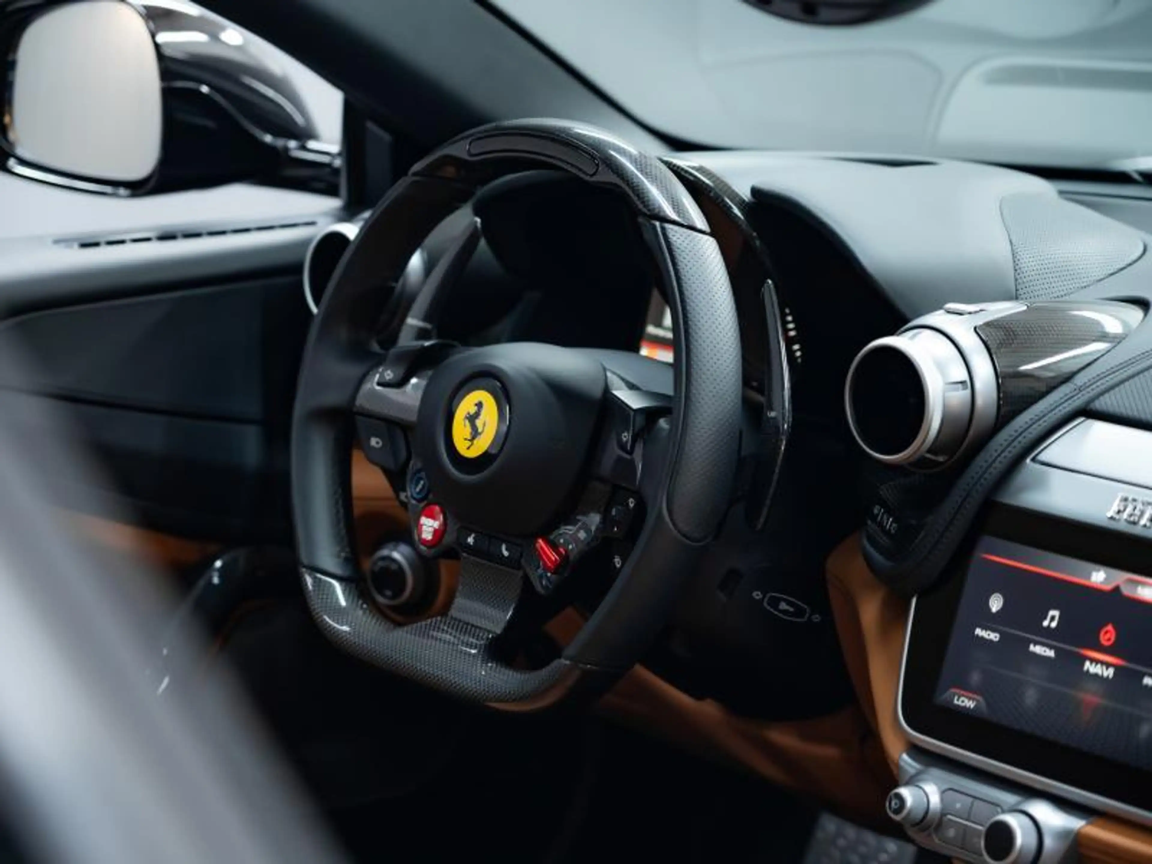 Ferrari GTC4 Lusso V12 — photo 12