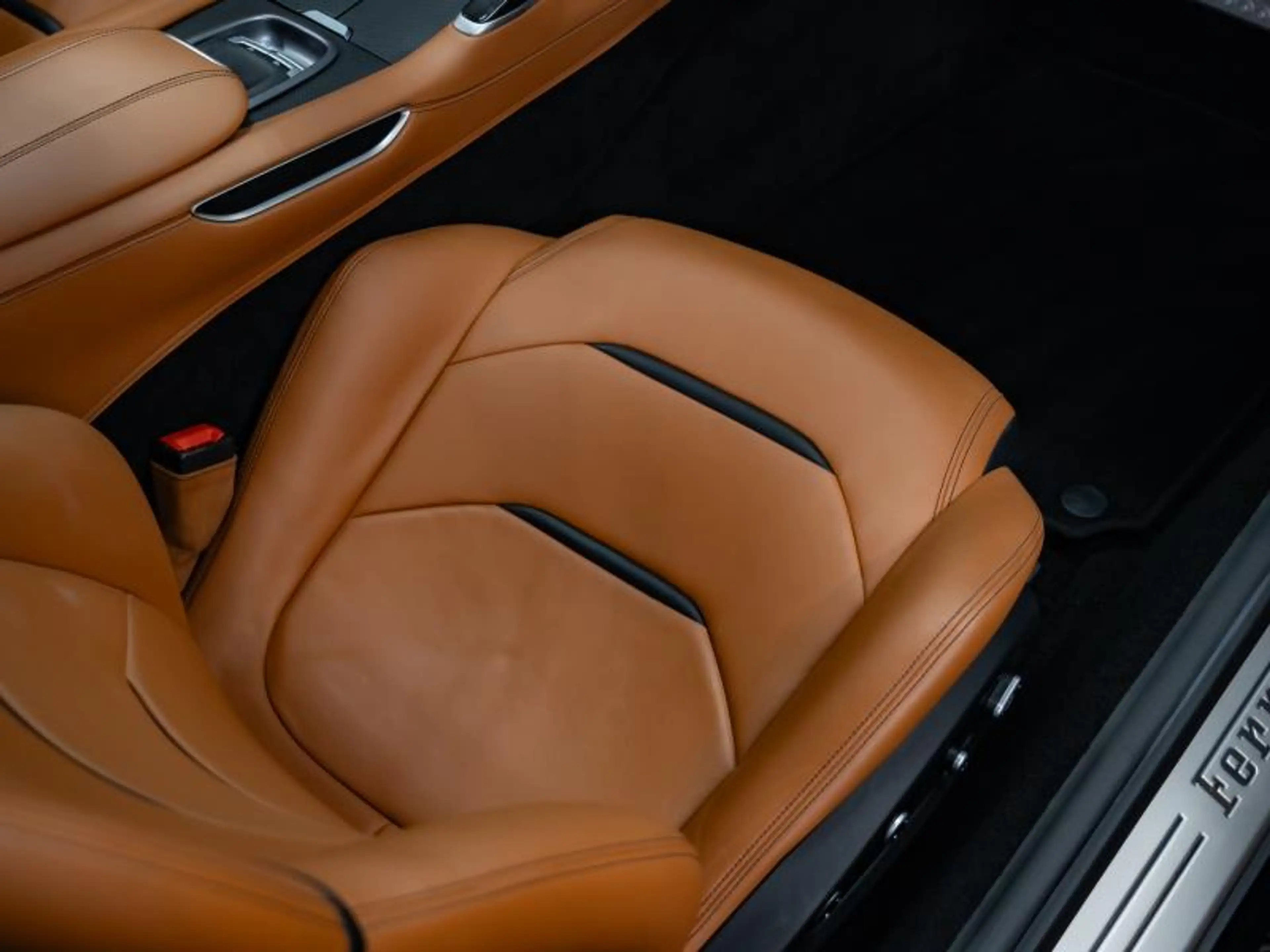 Ferrari GTC4 Lusso V12 — photo 13