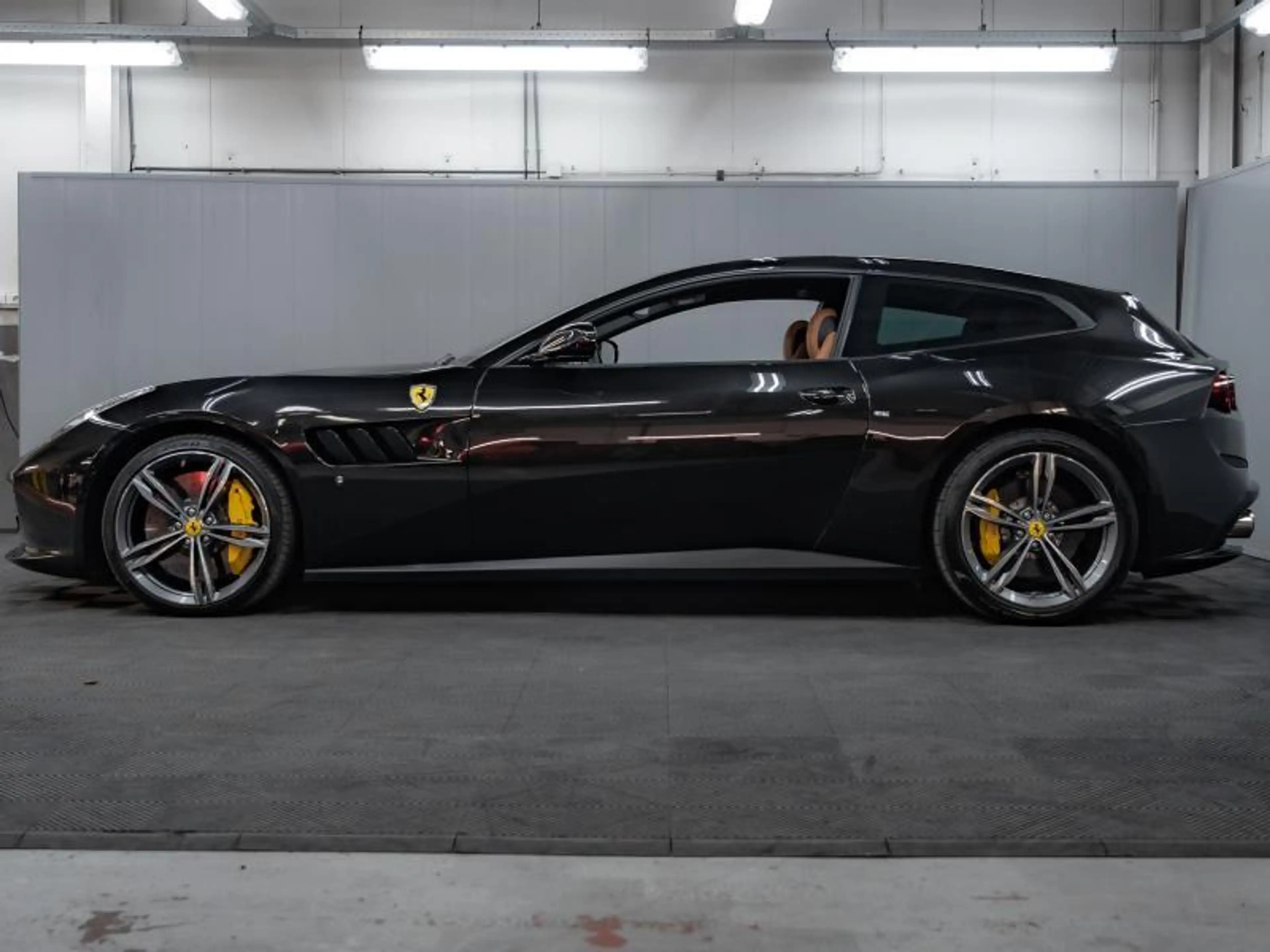 Ferrari GTC4 Lusso V12 — photo 6