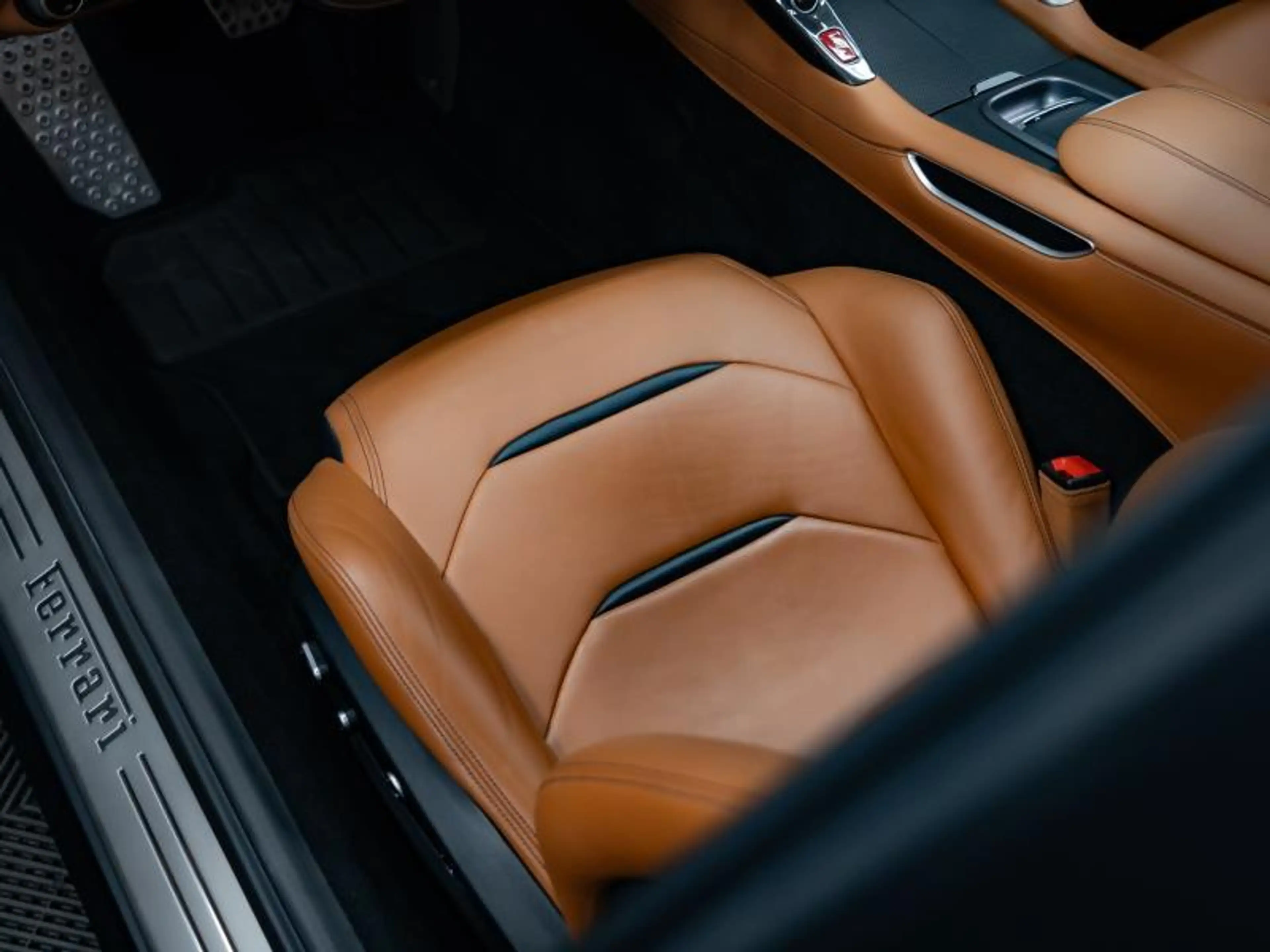 Ferrari GTC4 Lusso V12 — photo 14