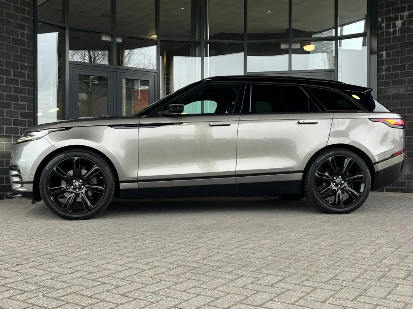 Land Rover Range Rover Velar 3.0 V6 SC AWD R-DYNAMIC HSE - AUT. TREKH. Grijs - 2