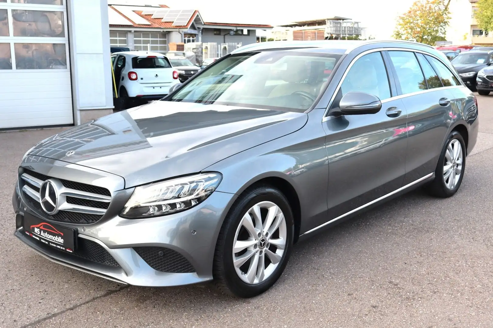 Mercedes-Benz C 180 T CGI Avantgarde_LED_Navi_Kamera_AHK Grau - 1