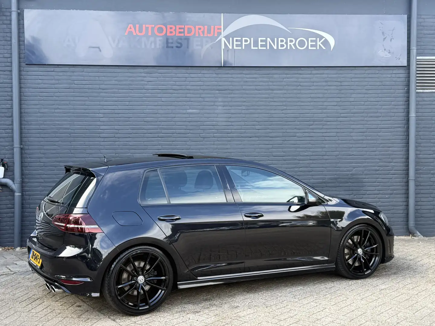Volkswagen Golf 2.0 TSI R 4Motion Bj 2016 301pk Schuifdak,Leer,Nav Zwart - 2