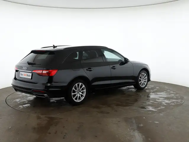 Audi A4 view 4