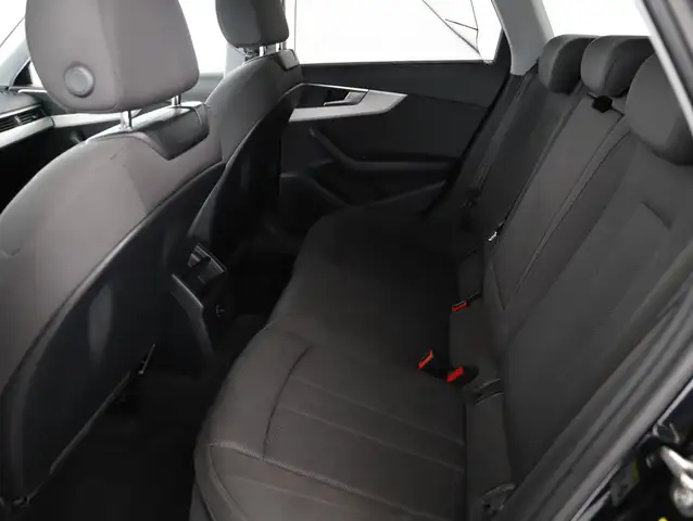 Audi A4 view 9
