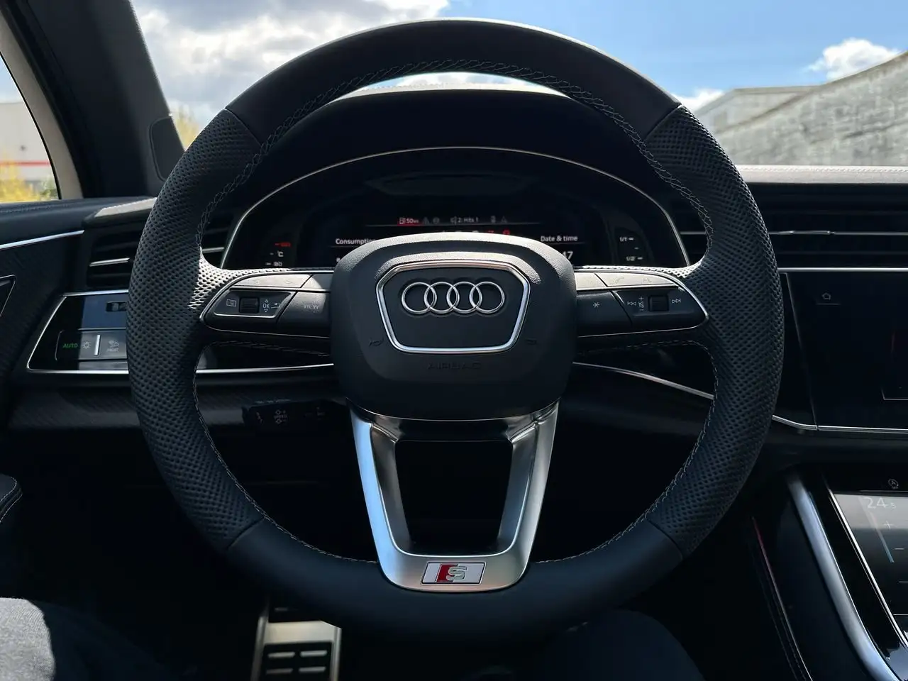 Audi SQ7 снимка Audi SQ7