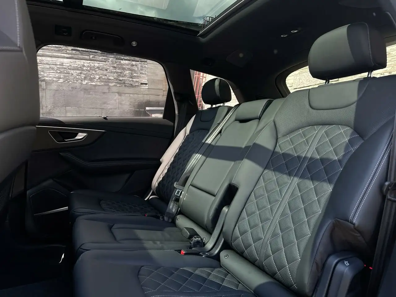 Audi SQ7 снимка Audi SQ7