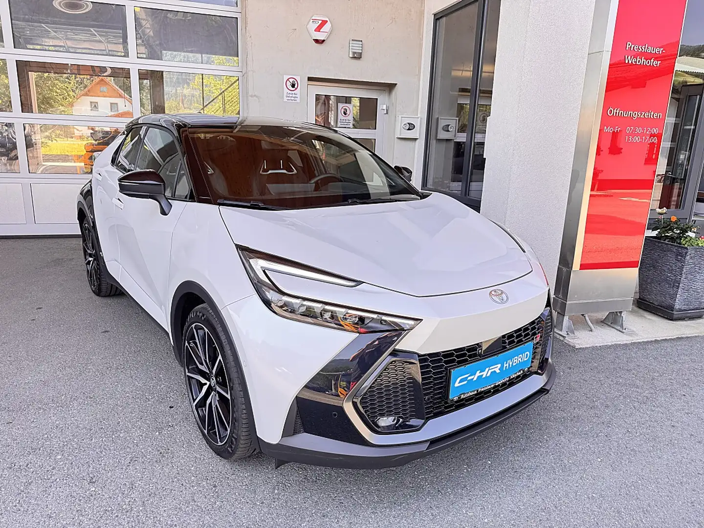 Toyota C-HR 2,0 Hybrid E-CVT 4WD GR Sport Weiß - 1