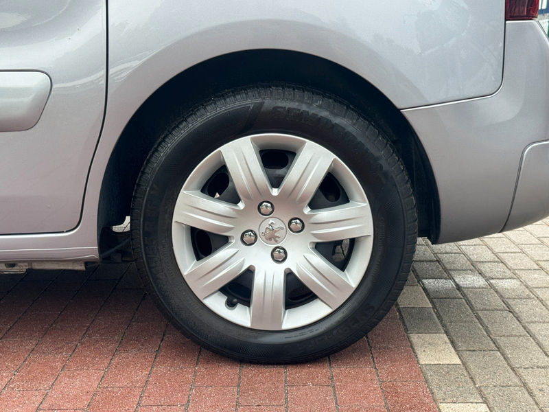 Peugeot Partner Tepee Allure 1.6HDi*Klima*Temp*AHK* — photo 12