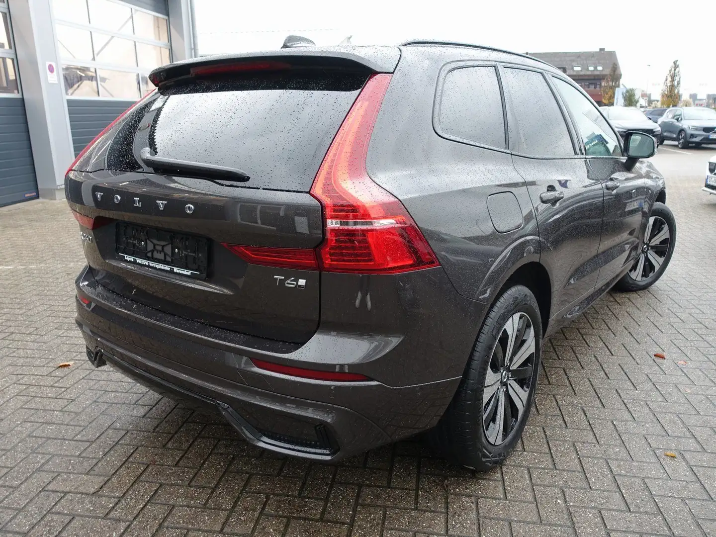 Volvo XC60 Plus T6 AWD Plug-in Hybrid/360°/H&K/BLIS Grau - 2
