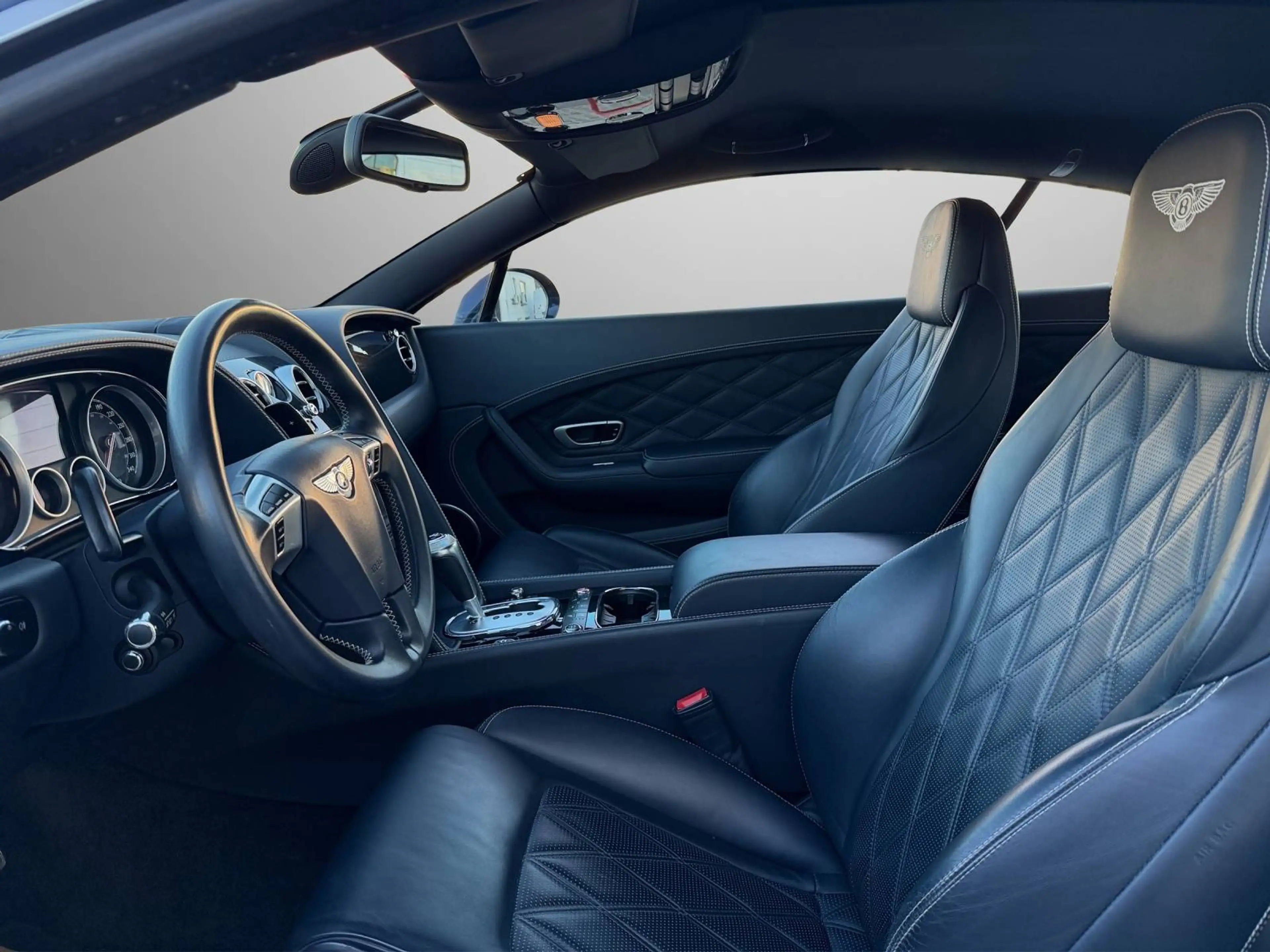 Bentley Continental GT V8 — photo 12