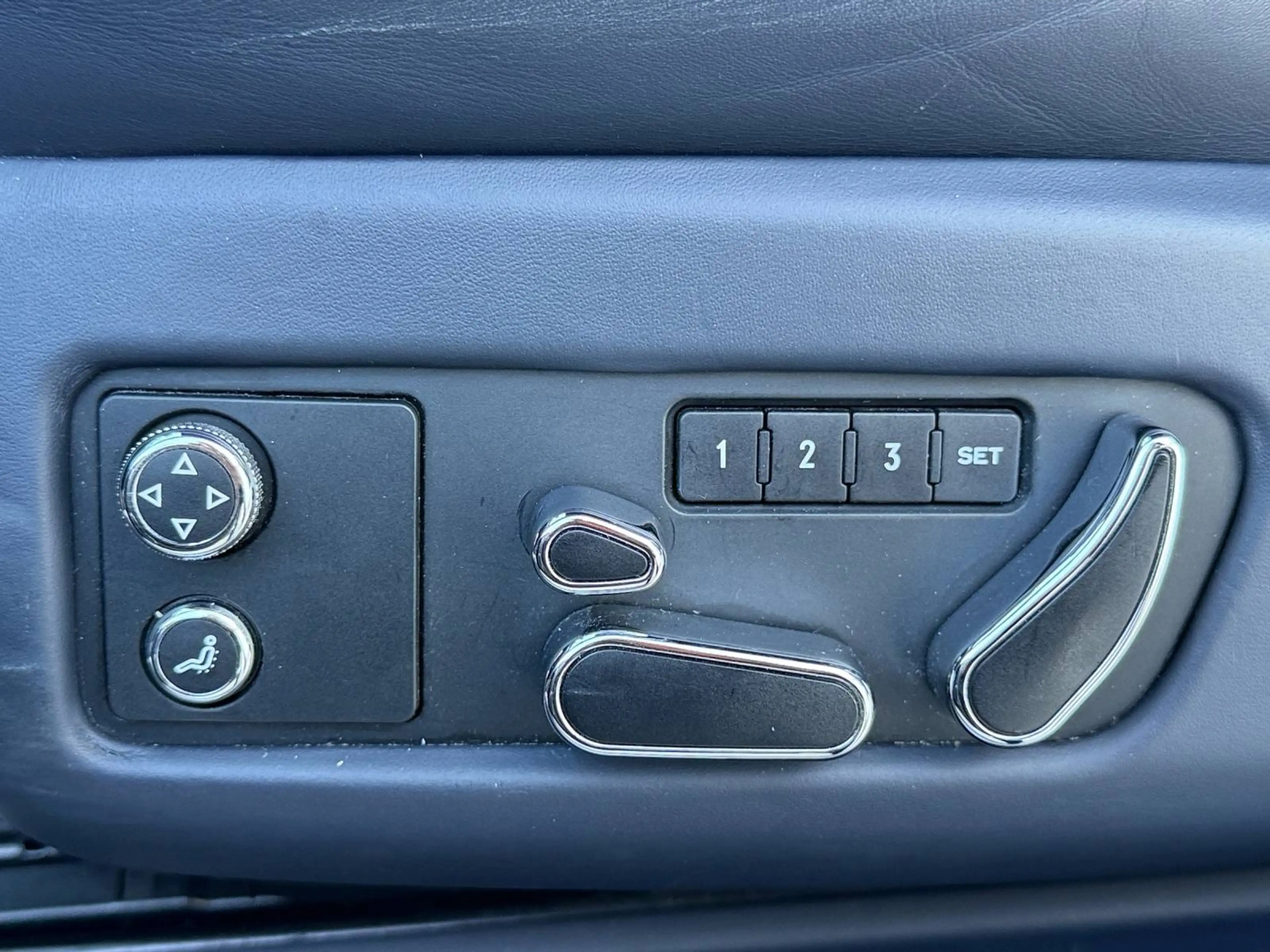 Bentley Continental GT V8 — photo 14