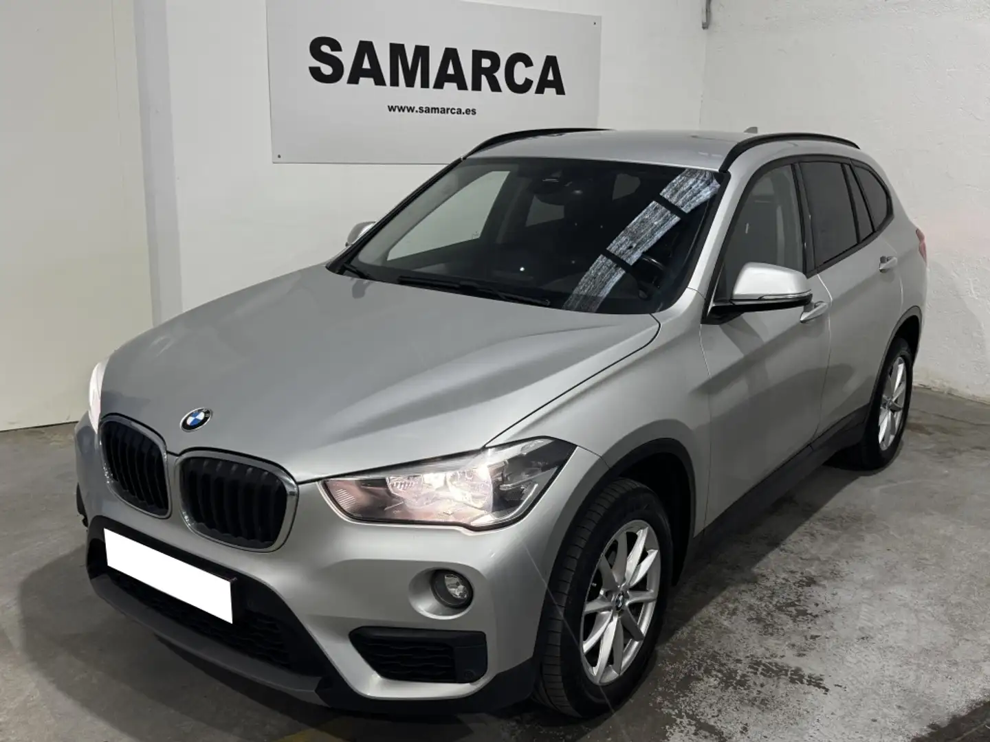 BMW X1 sDrive 18dA Gris - 1