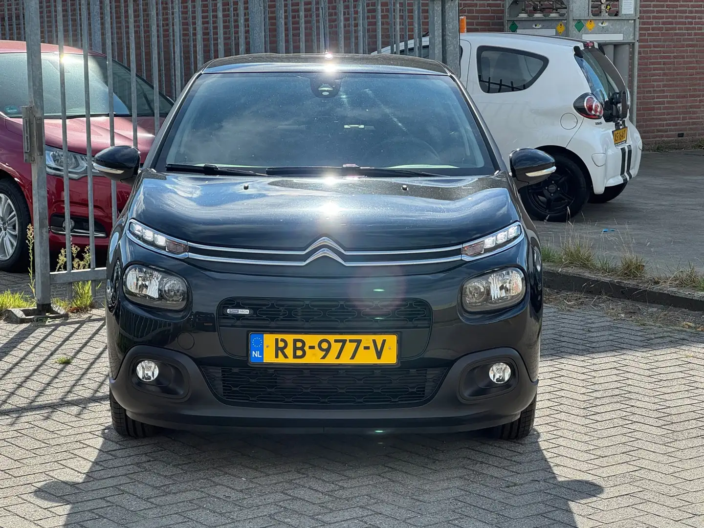 Citroen C3 1.2 PureTech Feel 5 deurs! NL AUTO NAP! Navi l Cru Zwart - 2
