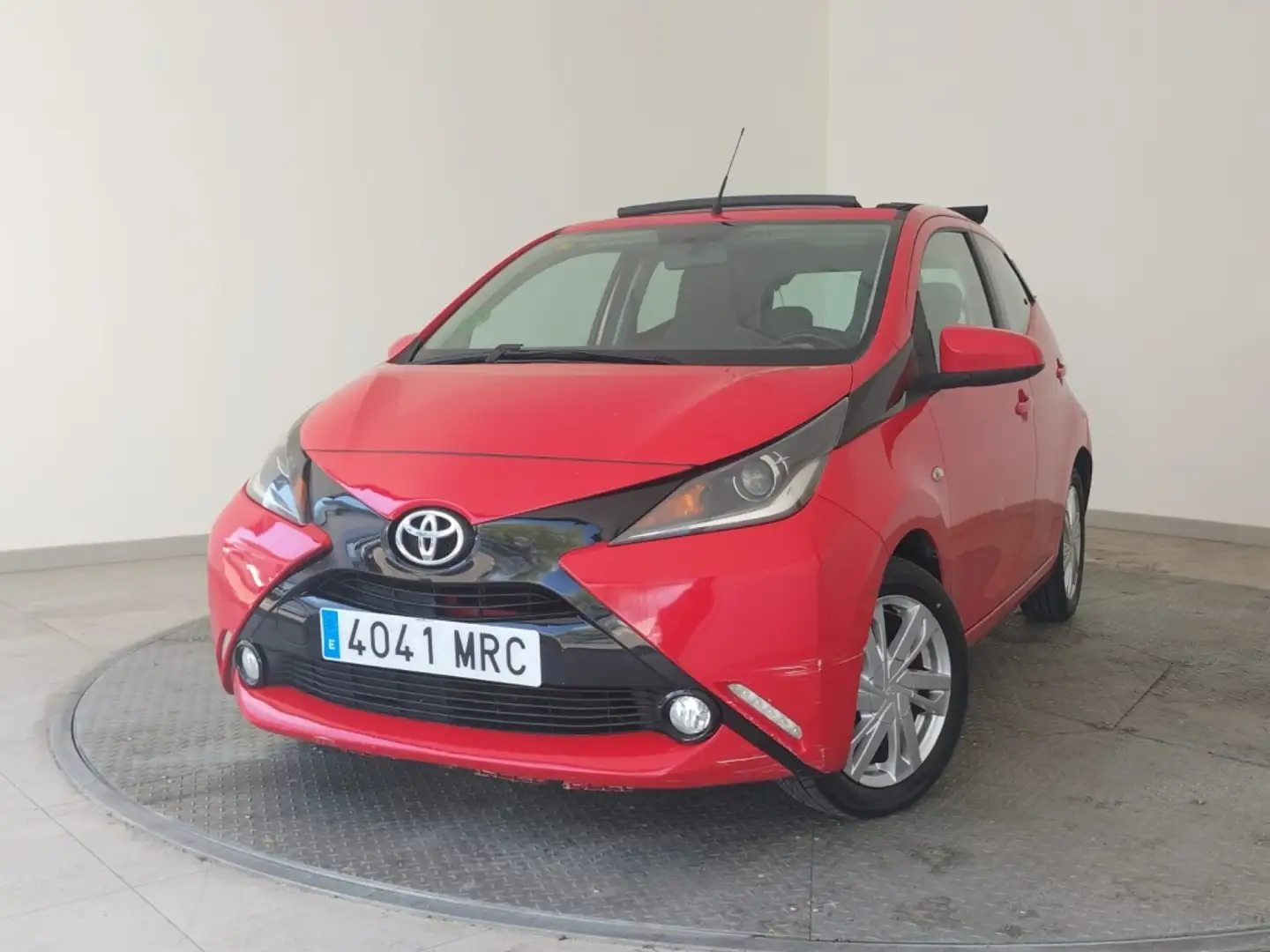 Toyota Aygo 1.0 VVT-i x-play Rojo - 1
