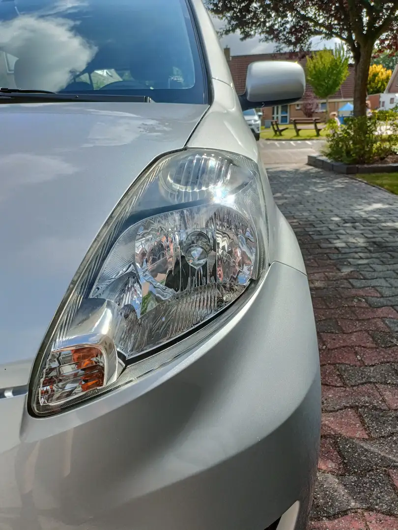Daihatsu Sirion Sirion 1.3-16V Срібний - 2