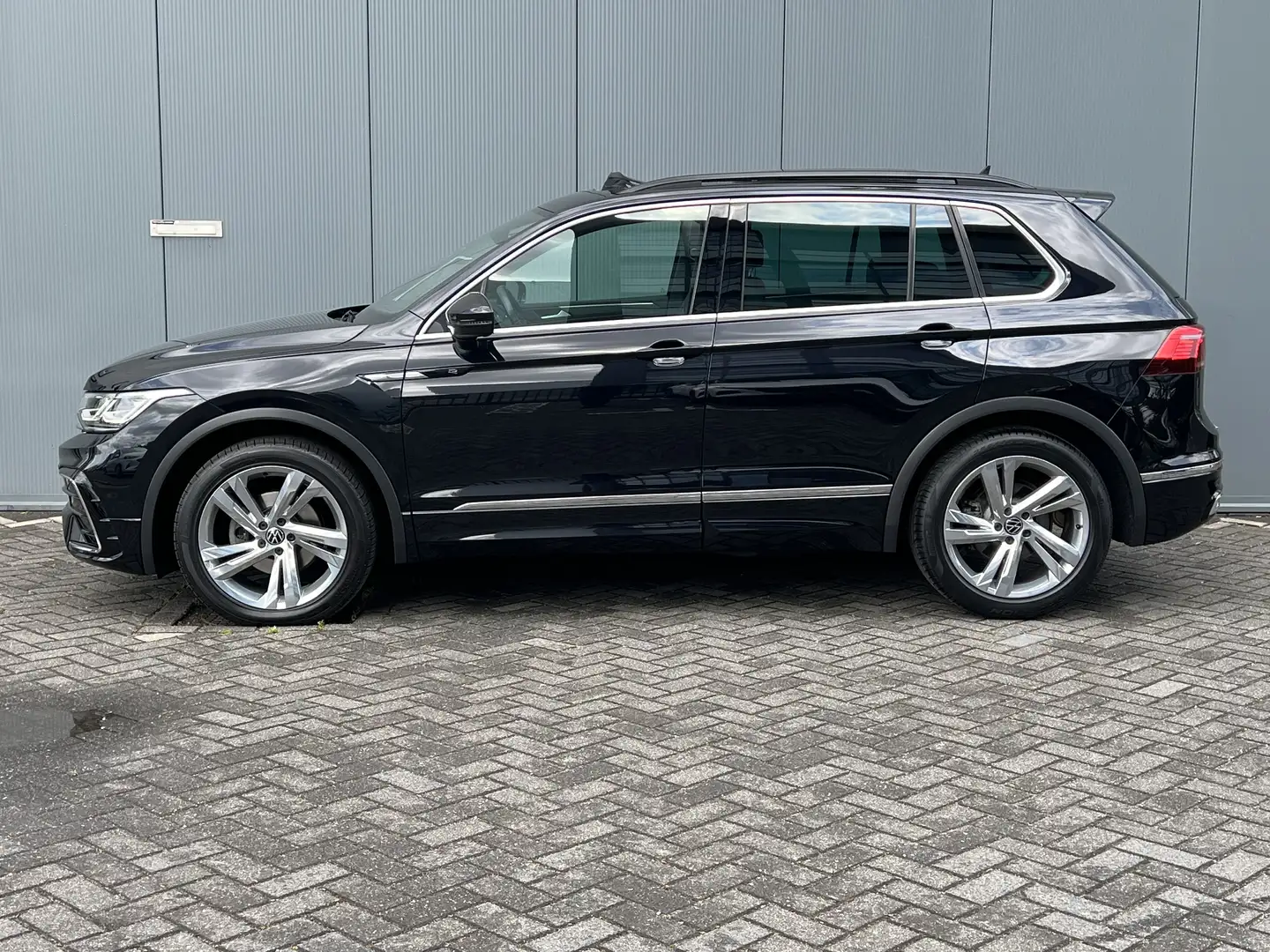 Volkswagen Tiguan 1.5 TSI 150pk Automaat R-Line Business+ Camera | A Zwart - 2