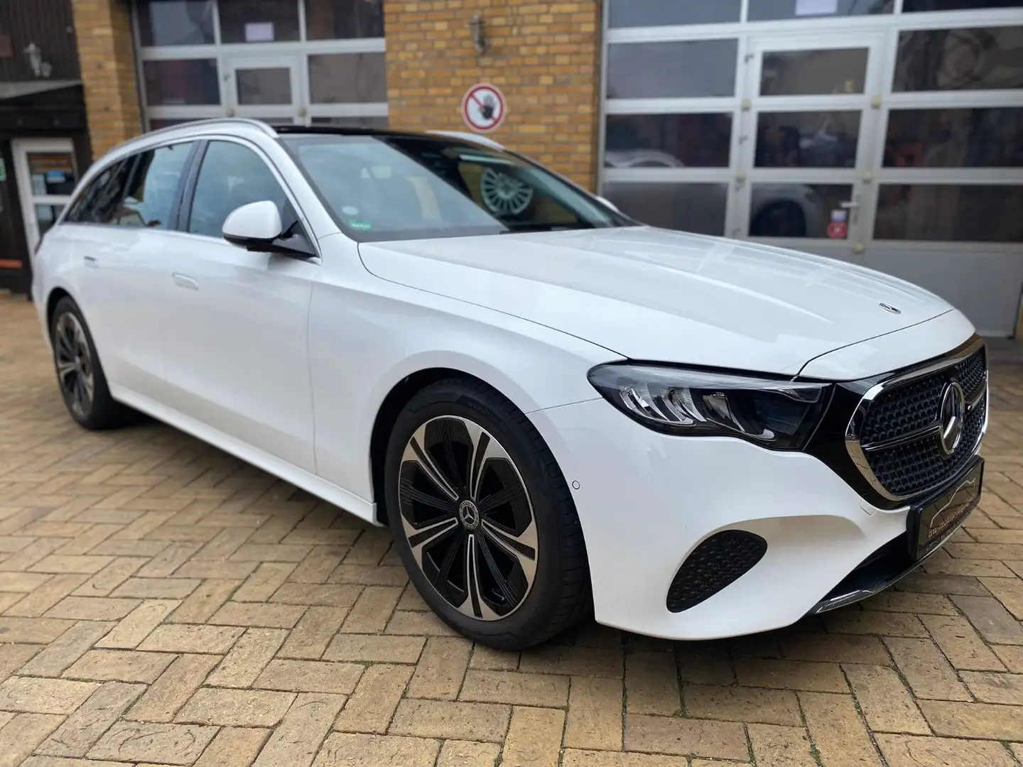 Mercedes-Benz E 220 d Avantgarde Advanced Distronic+ AHK uvm.! Weiß - 1