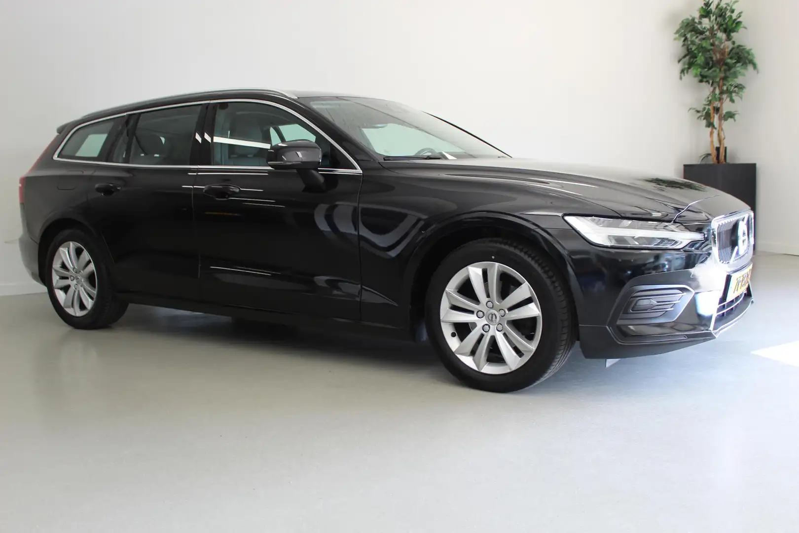 Volvo V60 2.0 D4 Momentum | NL-AUTO+N.A.P! | 191PK | STOEL-V Zwart - 2