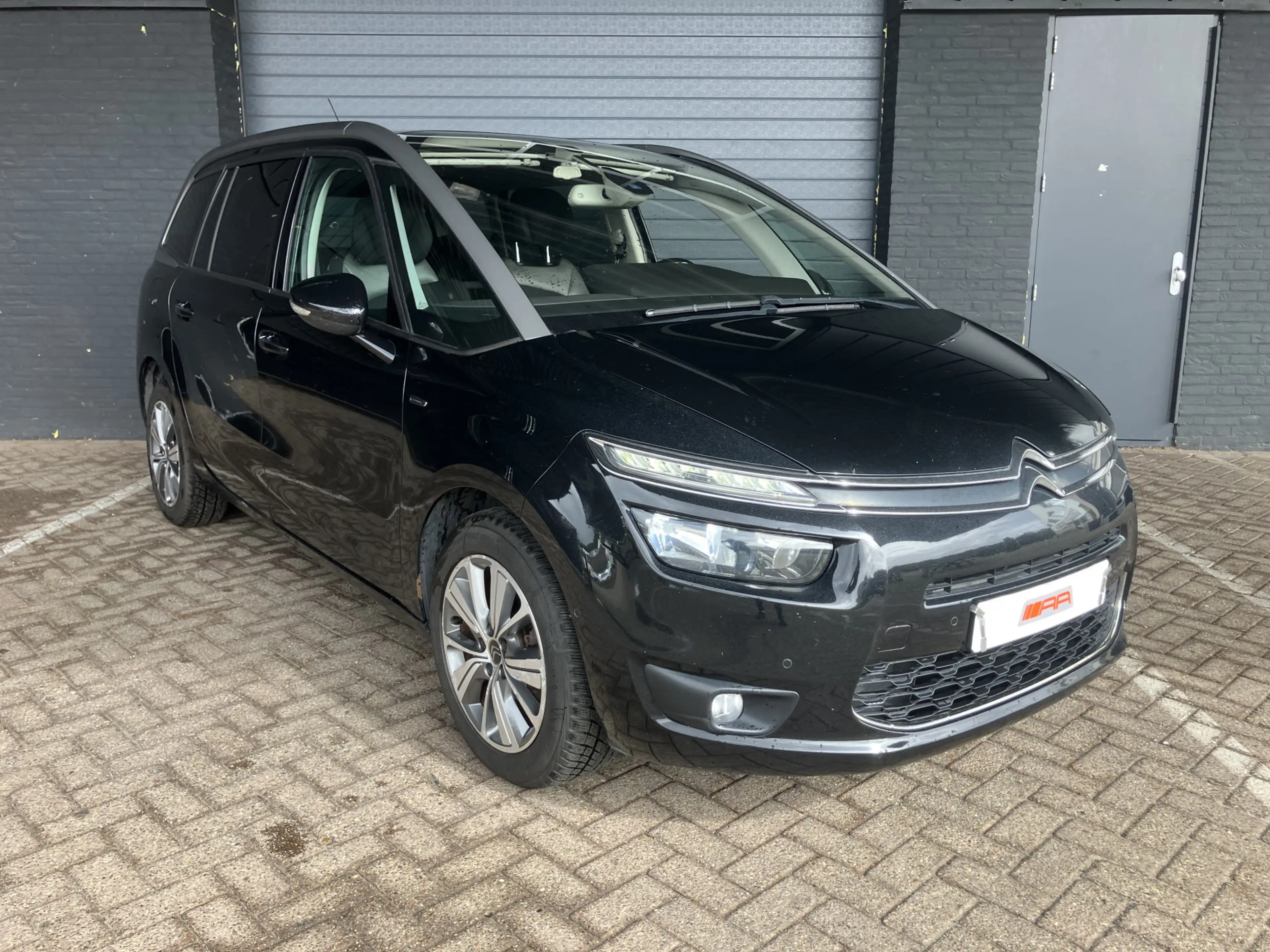 Citroen Grand C4 Picasso 1.6 BlueHDi Shine — photo 2