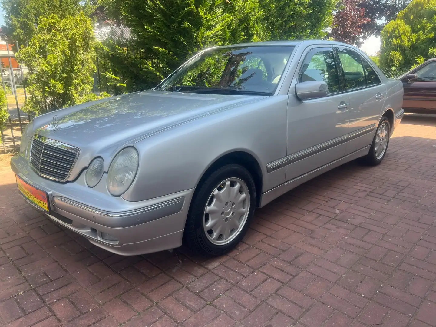 Mercedes-Benz E 240 ELEGANCE Automatik 86000km Scheckheft Srebrny - 2