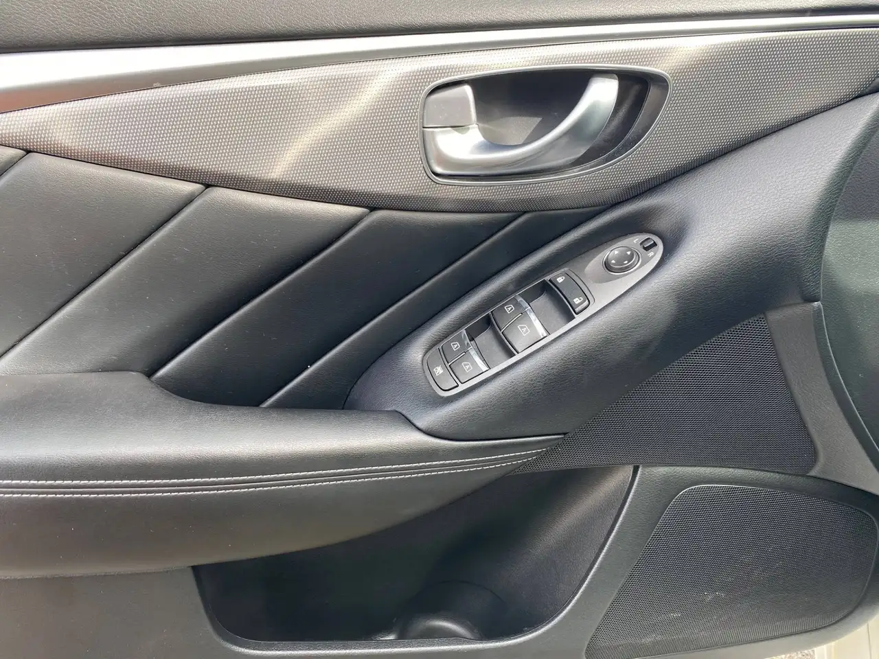 Infiniti Q50 снимка Infiniti Q50