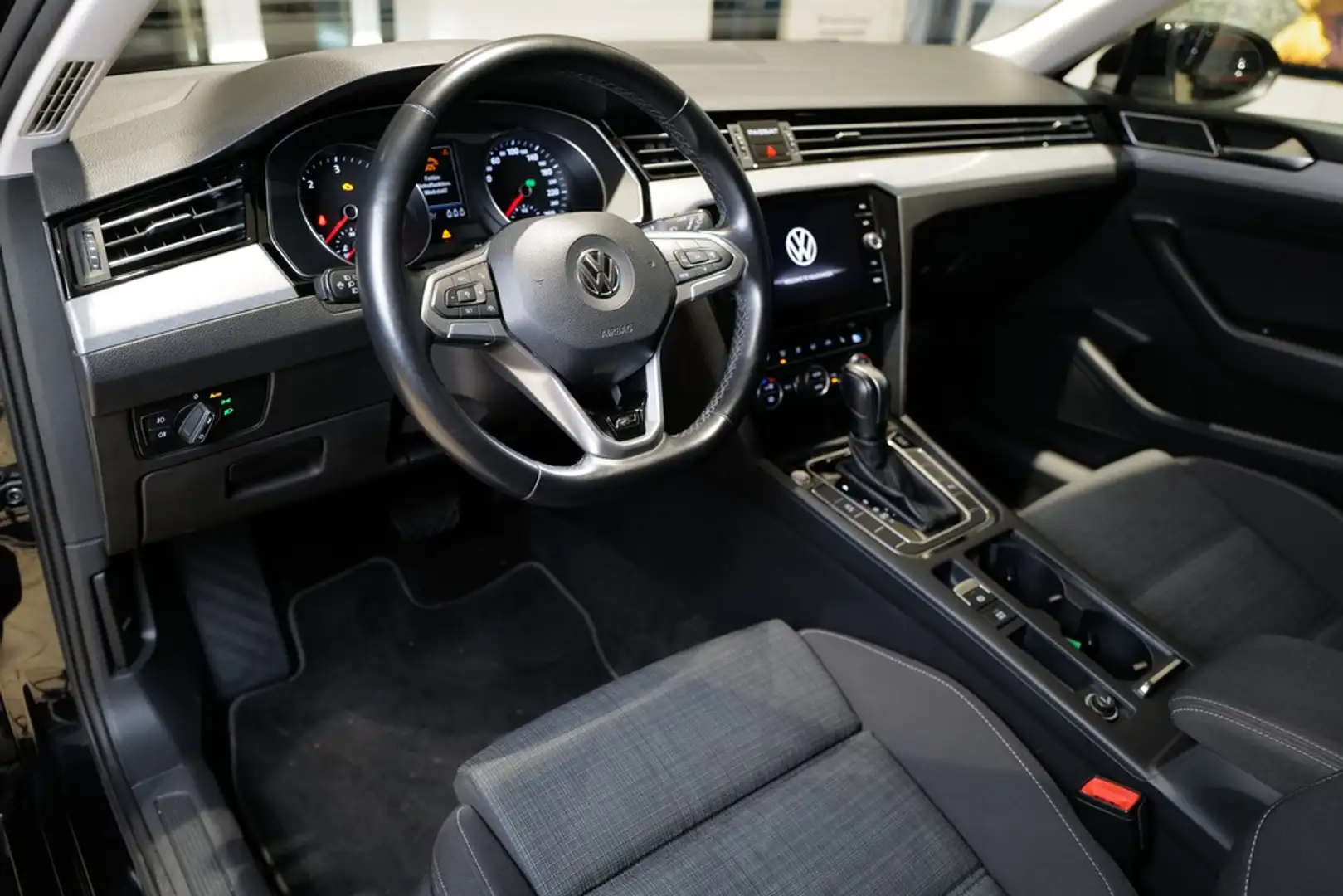 Volkswagen Passat Variant R-Line Navi AHK Business Schwarz - 2