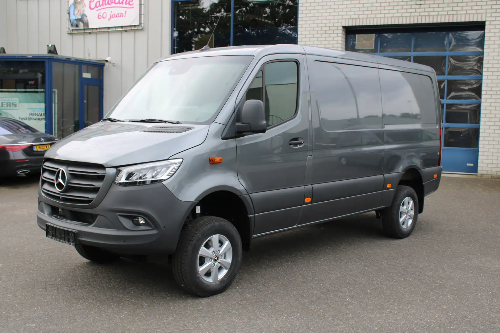 Mercedes-Benz Sprinter 319 CDI 4x4 AWD L2H1 4x4, MBUX 10.25 met 360 grade Grijs - 1