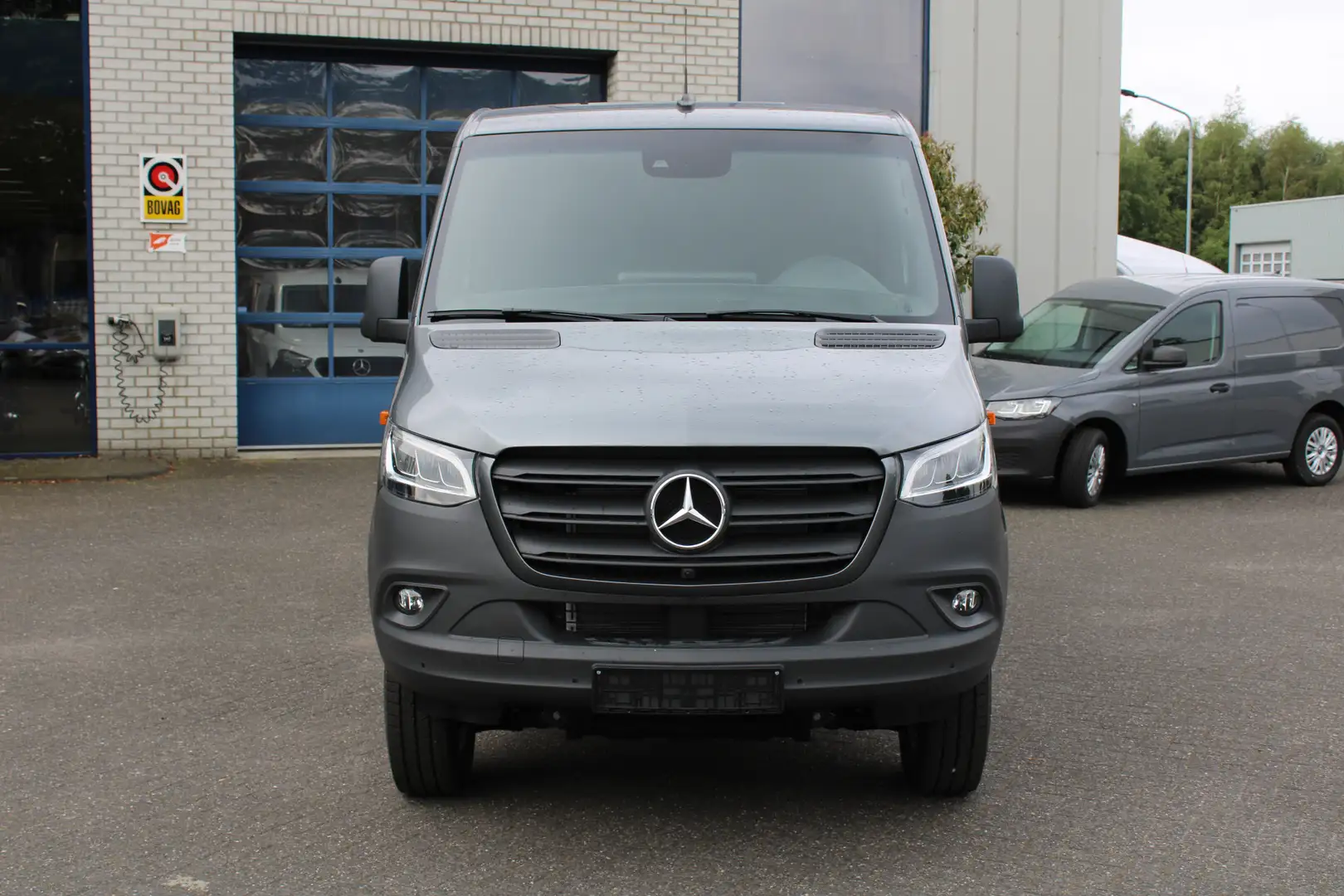 Mercedes-Benz Sprinter 319 CDI 4x4 AWD L2H1 4x4, MBUX 10.25 met 360 grade Grijs - 2