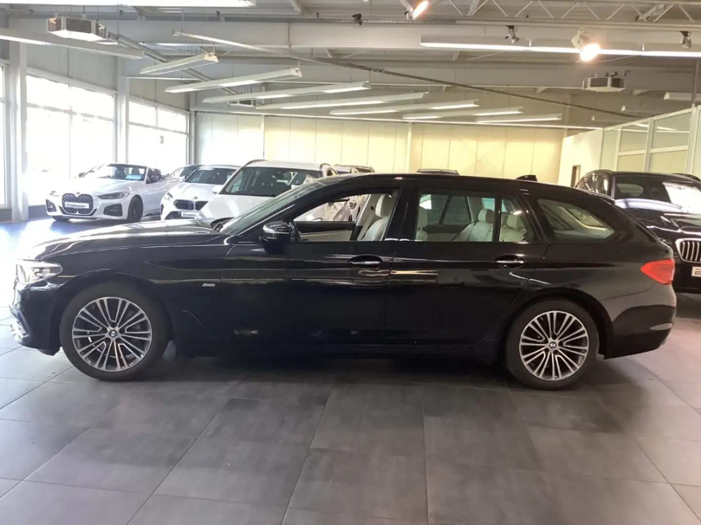 BMW 540 i A xDrive Touring Sport-Line 18'' Navi eSitze LED Schwarz - 2