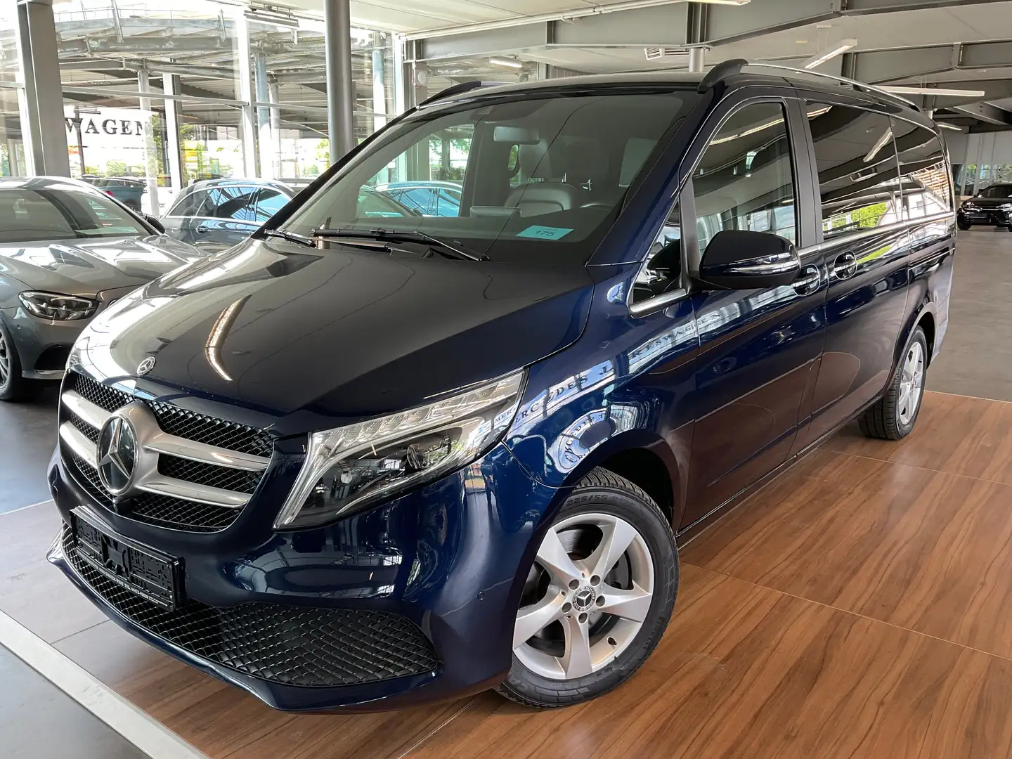 Mercedes-Benz V 300 V300 d AVANTGARDE lang 360/PANO/AHK/TOTW/BURMESTER Blue - 1
