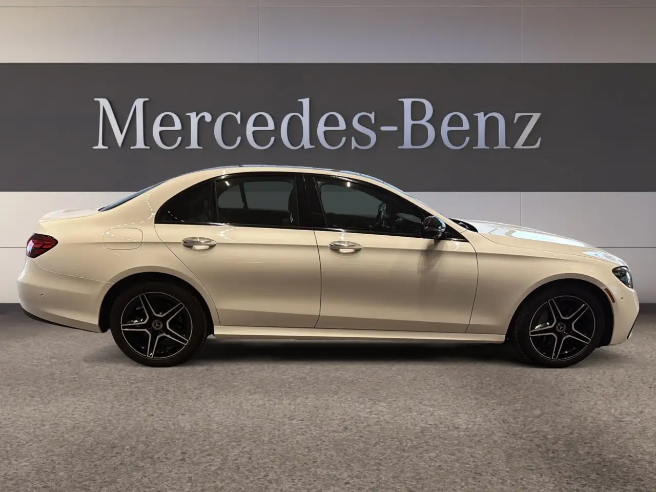 Mercedes-Benz E-Class снимка Mercedes-Benz E-Class