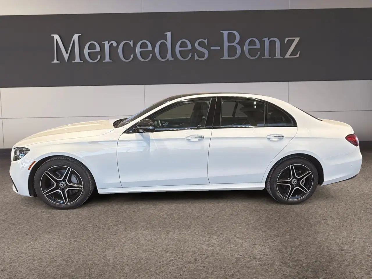 Mercedes-Benz E-Class снимка Mercedes-Benz E-Class