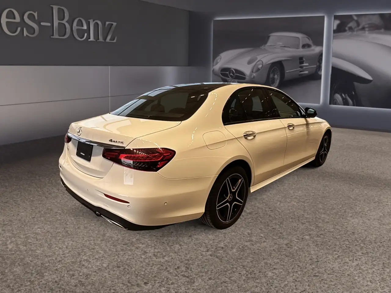 Mercedes-Benz E-Class снимка Mercedes-Benz E-Class