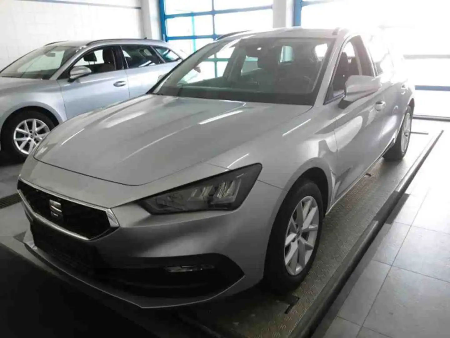 SEAT Leon ST 1.0 eTSI Style DSG *NAVI*GRA*SHZ* Silber - 2