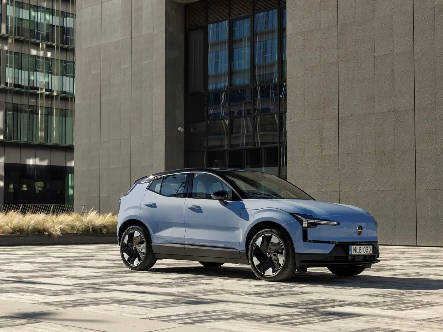 Volvo EX30 Single Motor RWD Schwarz - 2