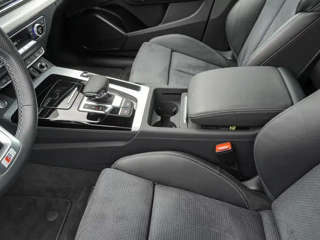 Audi Q5 view 14