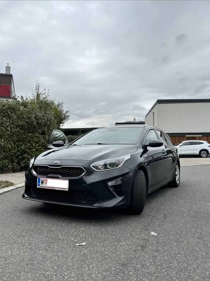 Kia Ceed SW / cee'd SW 1,4 MPI Silber — photo 1 of 15
