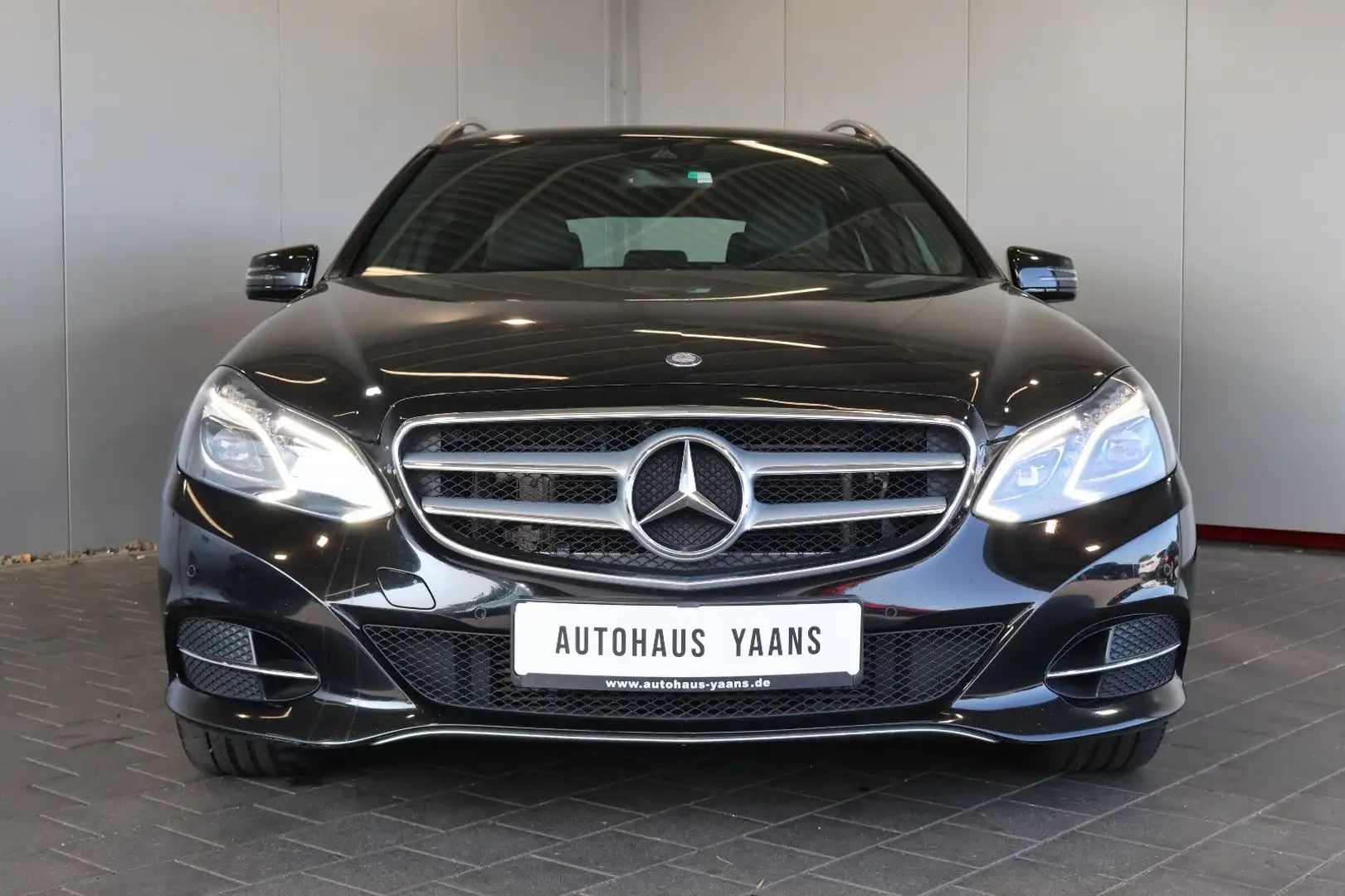 Mercedes-Benz E 220 T Avantgarde FRONT+ILS+NAVI+AHK Noir - 2