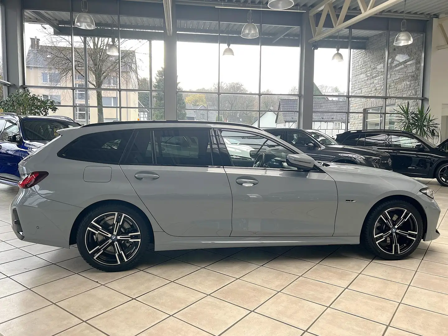 BMW 320 320e Touring M-Sport HUD|PANO|ACC|RFK|INNOVATION Grau - 2