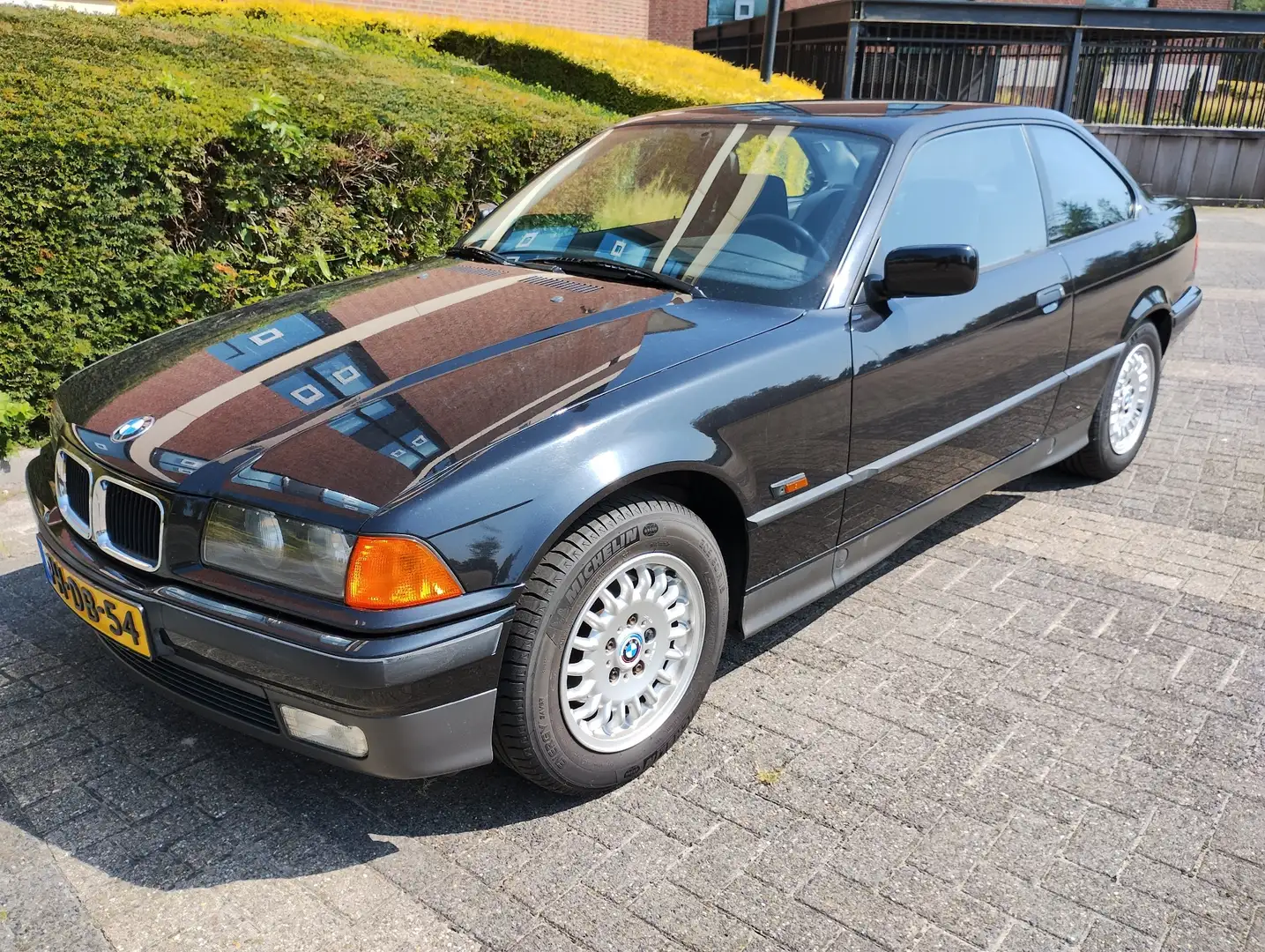 BMW 330 316i Executive Zwart - 2